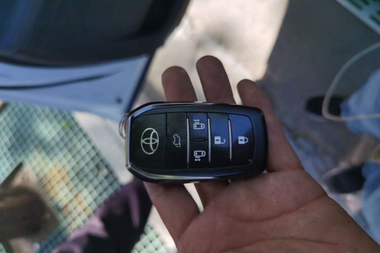 Used Toyota SIENNA 2024 2.5L Hybrid Four-Wheel Drive Prestige Edition Vehicle Key