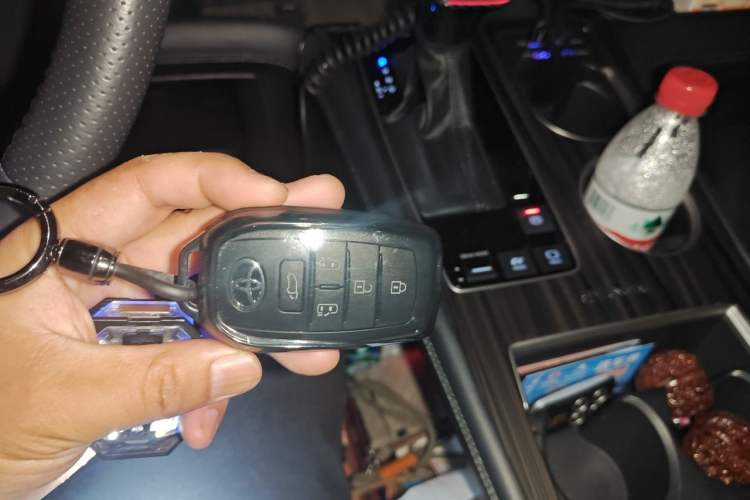 Used Toyota SIENNA 2024 2.5L Hybrid Platinum Edition Vehicle Key