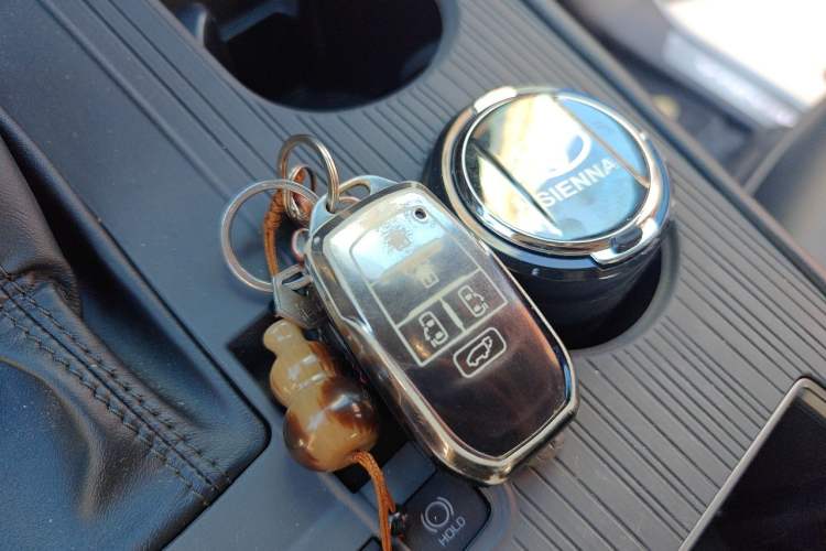 Used Toyota SIENNA 2024 2.5L Hybrid Four-Wheel Drive Prestige Edition Vehicle Key