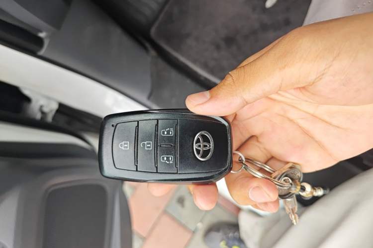 Used Toyota SIENNA 2024 2.5L Hybrid Comfort Edition Vehicle Key