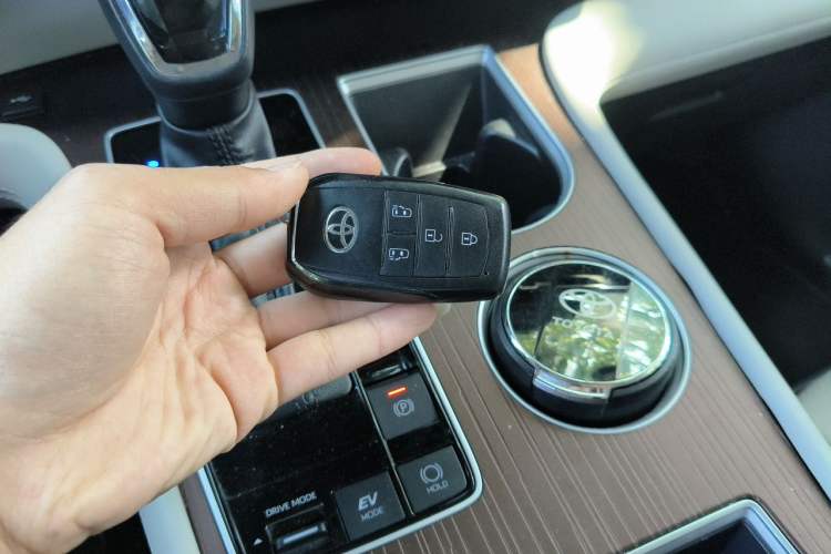 Used Toyota SIENNA 2024 2.5L Hybrid Comfort Edition Vehicle Key