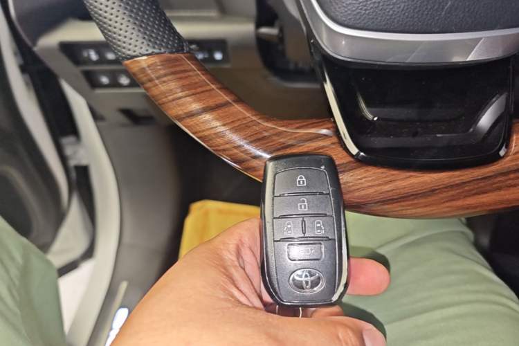 Used Toyota SIENNA 2024 2.5L Hybrid Four-Wheel Drive Prestige Edition Vehicle Key