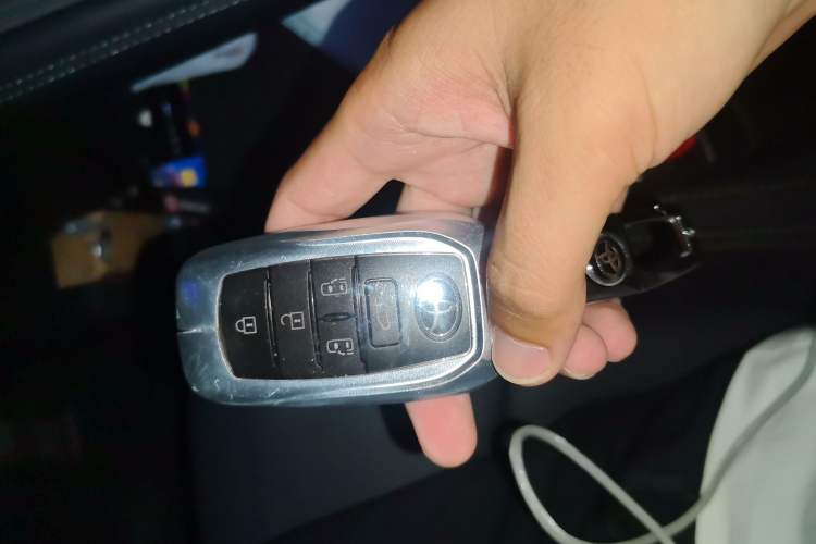 Used Toyota SIENNA 2024 2.5L Hybrid Platinum Edition Vehicle Key