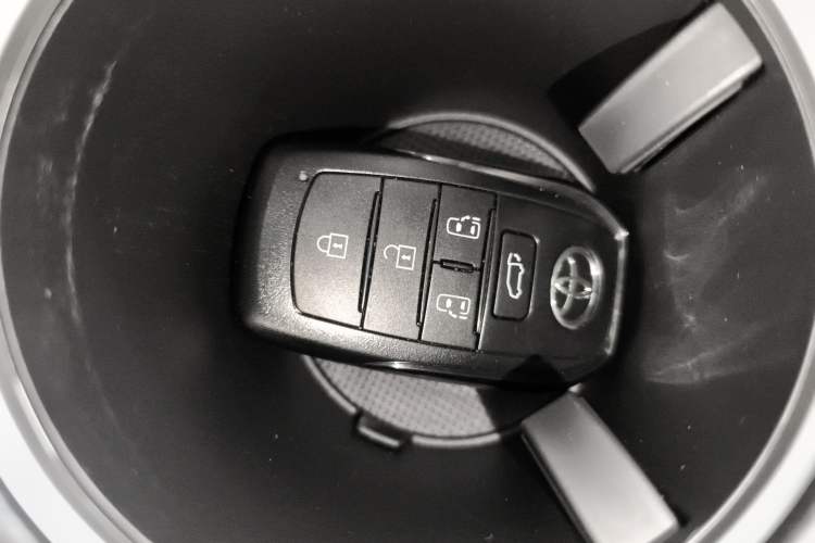 Used Toyota SIENNA 2024 2.5L Hybrid Four-Wheel Drive Prestige Edition Vehicle Key