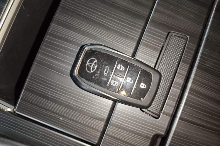 Used Toyota SIENNA 2024 2.5L Hybrid Four-Wheel Drive Prestige Edition Vehicle Key