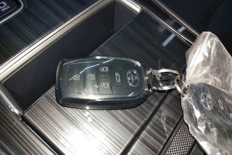 Used Toyota SIENNA 2024 2.5L Hybrid Four-Wheel Drive Prestige Edition Vehicle Key