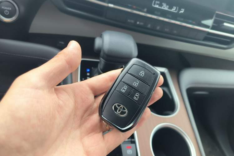 Used Toyota SIENNA 2024 2.5L Hybrid Comfort Edition Vehicle Key