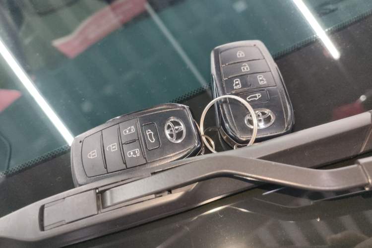Used Toyota SIENNA 2024 2.5L Hybrid Four-Wheel Drive Prestige Edition Vehicle Key