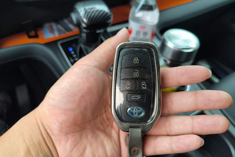 Used Toyota SIENNA 2024 2.5L Hybrid Luxury Edition Vehicle Key