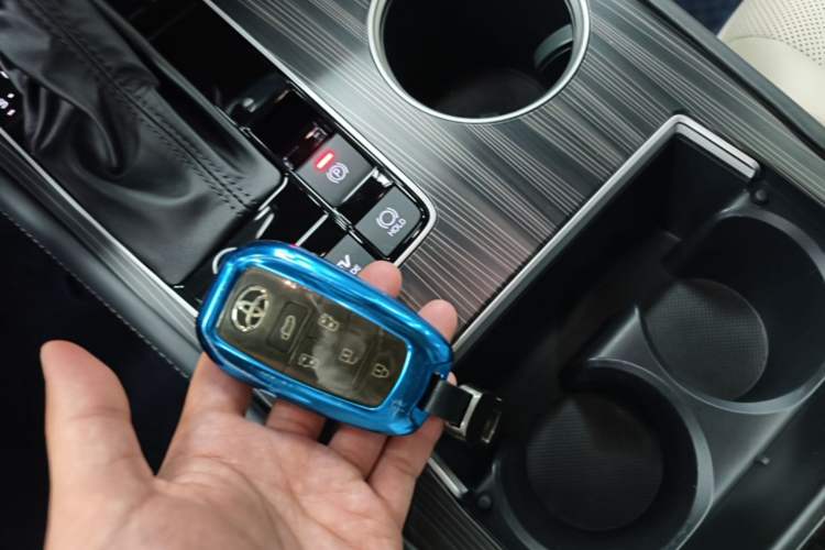 Used Toyota SIENNA 2024 2.5L Hybrid Luxury Edition Vehicle Key