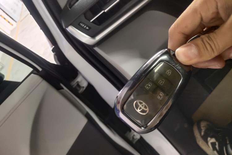 Used Toyota SIENNA 2024 2.5L Hybrid Comfort Edition Vehicle Key