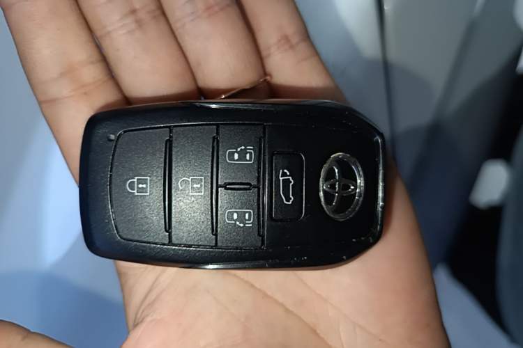 Used Toyota SIENNA 2024 2.5L Hybrid Luxury Edition Vehicle Key