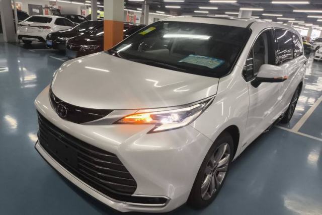 Ojetý Toyota SIENNA 2024 2.5L Hybrid Luxury Edition