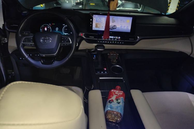 Used Toyota SIENNA 2024 2.5L Hybrid Platinum Edition Center Console