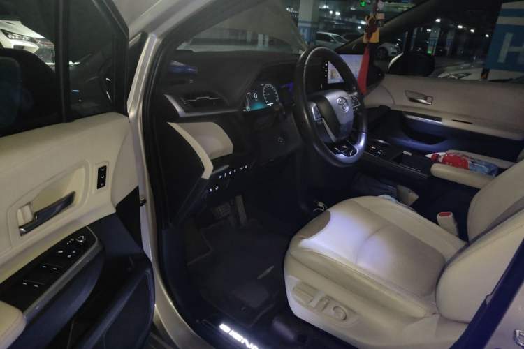 Used Toyota SIENNA 2024 2.5L Hybrid Platinum Edition Driver Seat