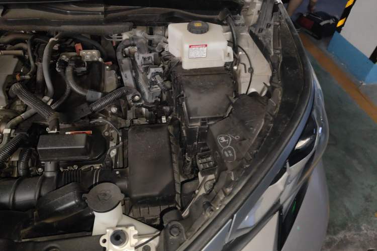Used Toyota SIENNA 2024 2.5L Hybrid Platinum Edition Engine Bay Left
