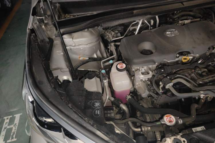 Used Toyota SIENNA 2024 2.5L Hybrid Platinum Edition Engine Bay Right