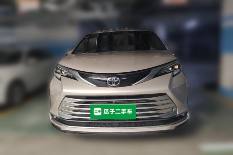 Used Toyota SIENNA 2024 2.5L Hybrid Platinum Edition Front