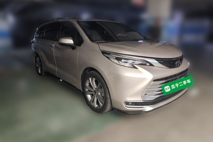 Used Toyota SIENNA 2024 2.5L Hybrid Platinum Edition Front Right 45 Deg