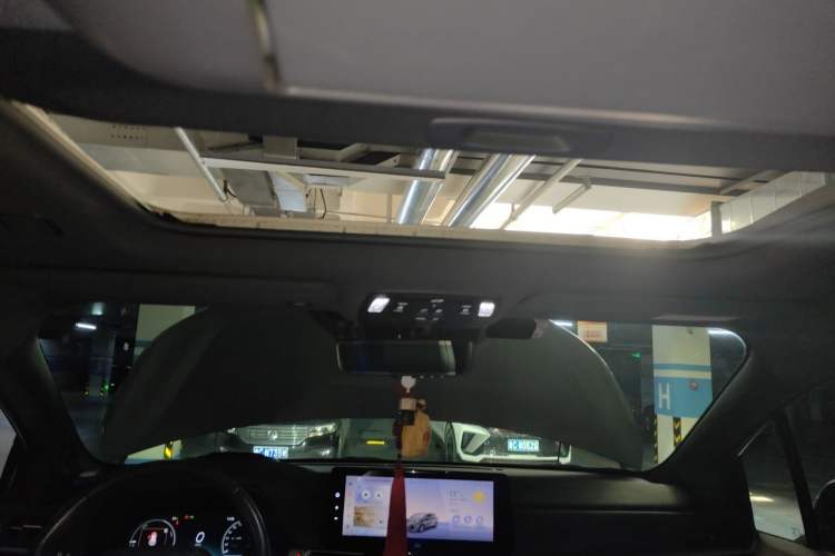 Used Toyota SIENNA 2024 2.5L Hybrid Platinum Edition Headliner