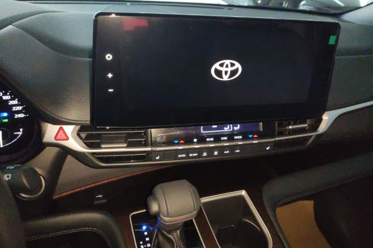Used Toyota SIENNA 2026 Model 2.5L Dual-Engine Four-Wheel-Drive Luxury Edition Audio And AC Panel