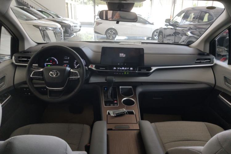 Used Toyota SIENNA 2026 Model 2.5L Dual-Engine Two-Wheel-Drive Comfort Edition Center Console