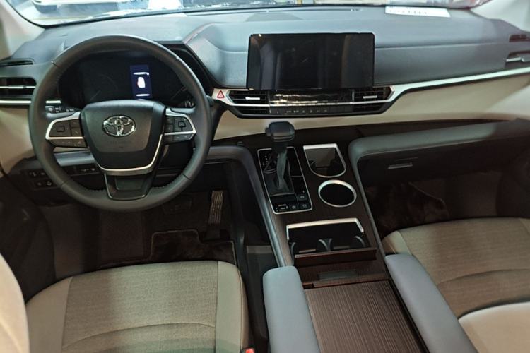 Used Toyota SIENNA 2026 Model 2.5L Dual-Engine Two-Wheel-Drive Comfort Edition Center Console