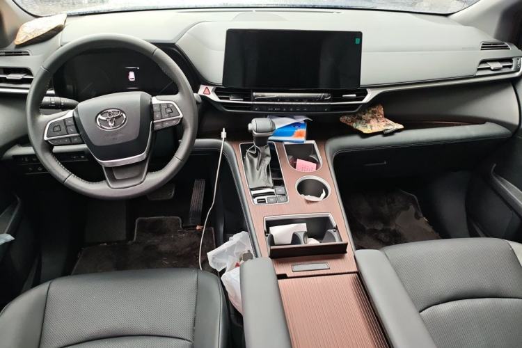 Used Toyota SIENNA 2026 Model 2.5L Dual-Engine Four-Wheel-Drive Luxury Edition Center Console