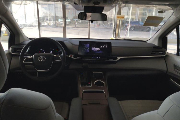 Used Toyota SIENNA 2026 Model 2.5L Dual-Engine Two-Wheel-Drive Comfort Edition Center Console