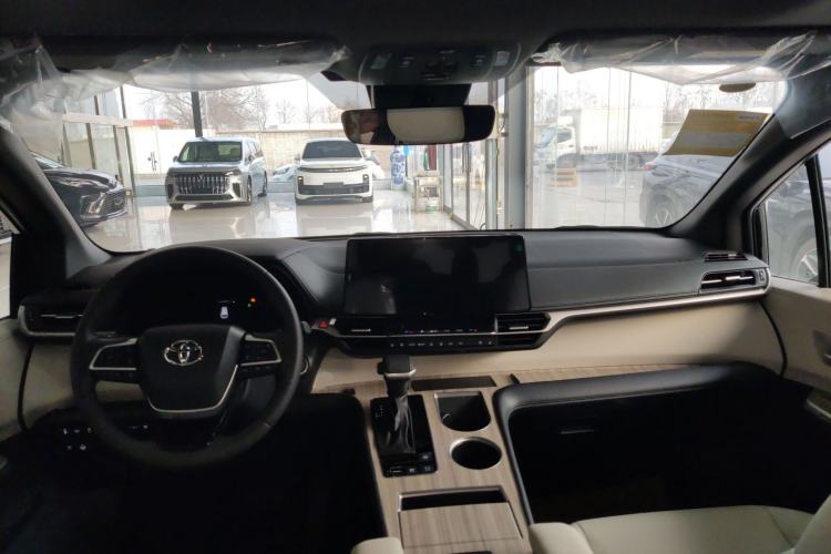 Used Toyota SIENNA 2026 Model 2.5L Dual-Engine Four-Wheel-Drive Prestige Edition Center Console