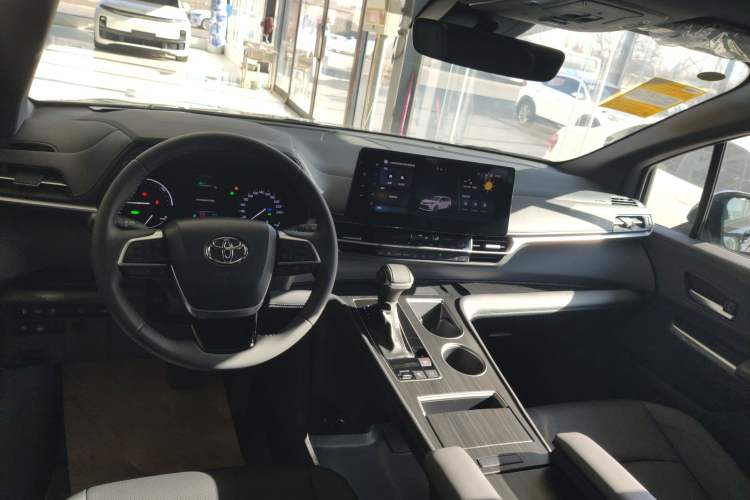 Used Toyota SIENNA 2026 Model 2.5L Dual-Engine Four-Wheel-Drive Prestige Edition Center Console
