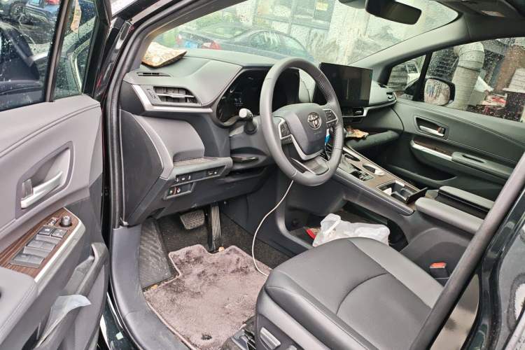 Used Toyota SIENNA 2026 Model 2.5L Dual-Engine Four-Wheel-Drive Luxury Edition Driver Seat