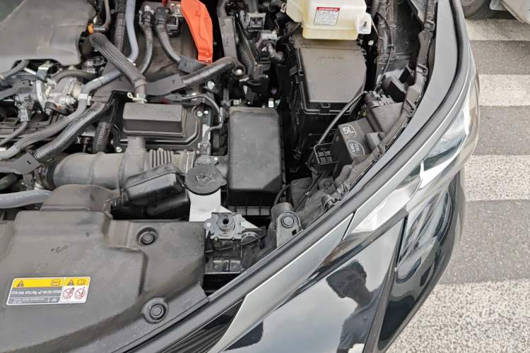 Used Toyota SIENNA 2026 Model 2.5L Dual-Engine Four-Wheel-Drive Premium Edition Engine Bay Left