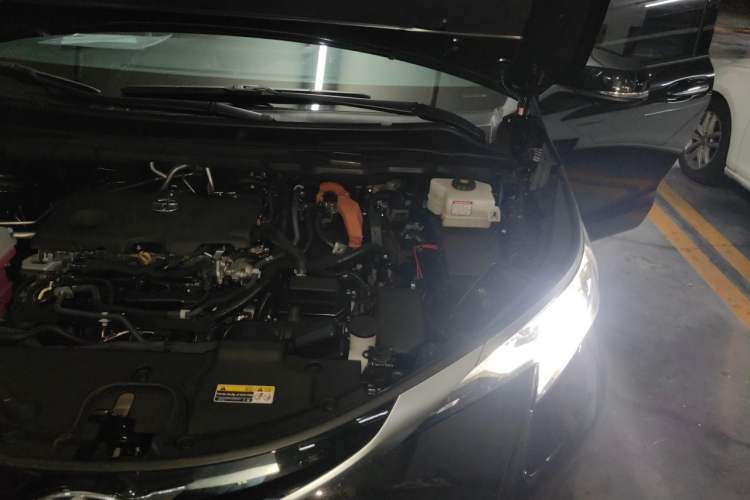 Used Toyota SIENNA 2026 Model 2.5L Dual-Engine Four-Wheel-Drive Luxury Edition Engine Bay Left