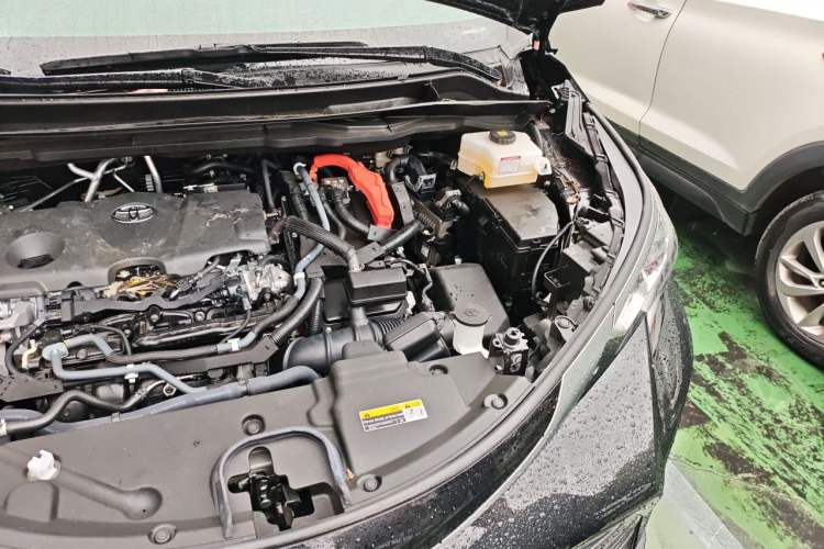 Used Toyota SIENNA 2026 Model 2.5L Dual-Engine Four-Wheel-Drive Luxury Edition Engine Bay Left