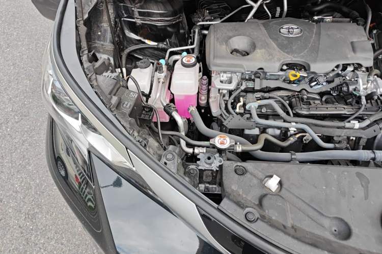 Used Toyota SIENNA 2026 Model 2.5L Dual-Engine Four-Wheel-Drive Premium Edition Engine Bay Right