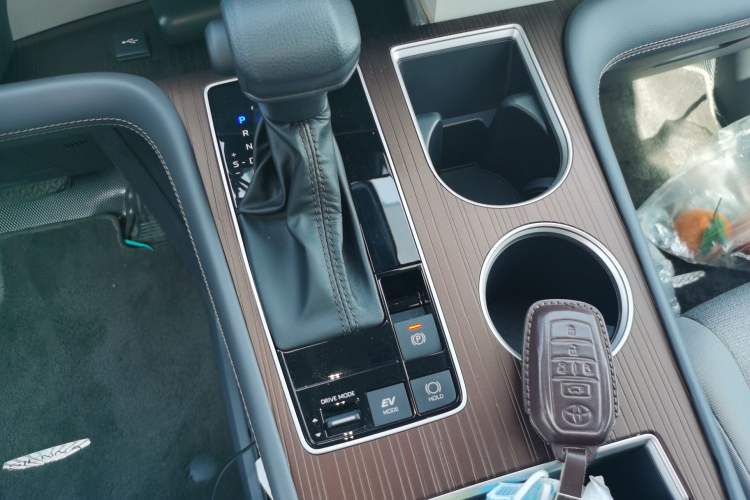 Used Toyota SIENNA 2026 Model 2.5L Dual-Engine Two-Wheel-Drive Comfort Edition Gear Lever