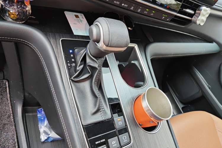 Used Toyota SIENNA 2026 Model 2.5L Dual-Engine Four-Wheel-Drive Premium Edition Gear Lever