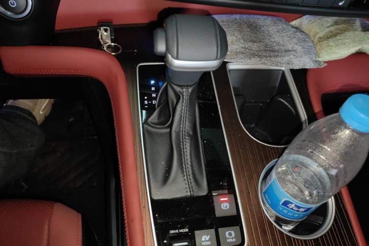 Used Toyota SIENNA 2026 Model 2.5L Dual-Engine Four-Wheel-Drive Luxury Edition Gear Lever