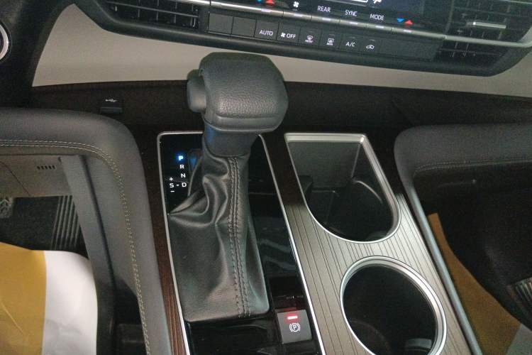 Used Toyota SIENNA 2026 Model 2.5L Dual-Engine Two-Wheel-Drive Comfort Edition Gear Lever