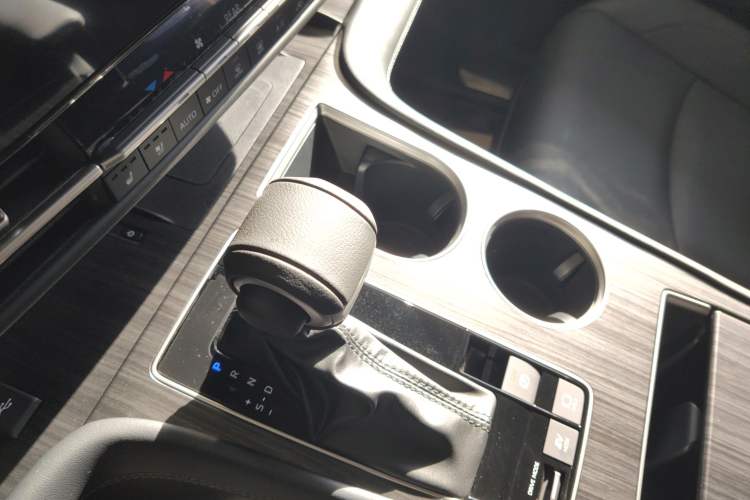 Used Toyota SIENNA 2026 Model 2.5L Dual-Engine Four-Wheel-Drive Prestige Edition Gear Lever