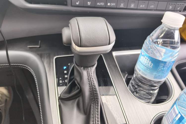 Used Toyota SIENNA 2026 Model 2.5L Dual-Engine Four-Wheel-Drive Prestige Edition Gear Lever
