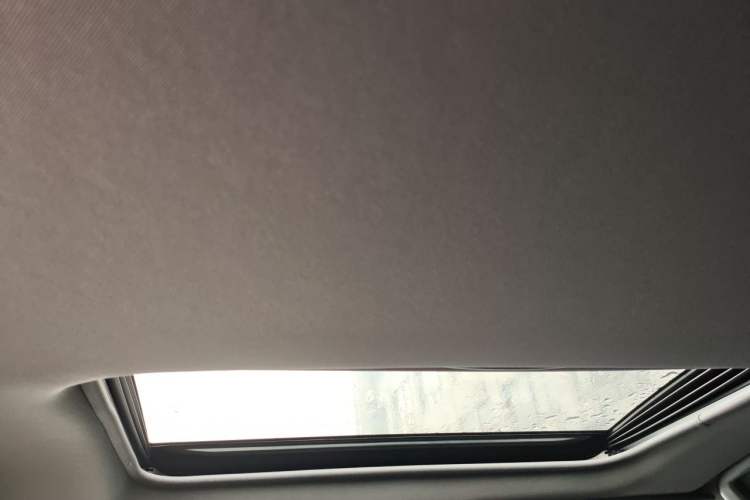 Used Toyota SIENNA 2026 Model 2.5L Dual-Engine Four-Wheel-Drive Luxury Edition Headliner