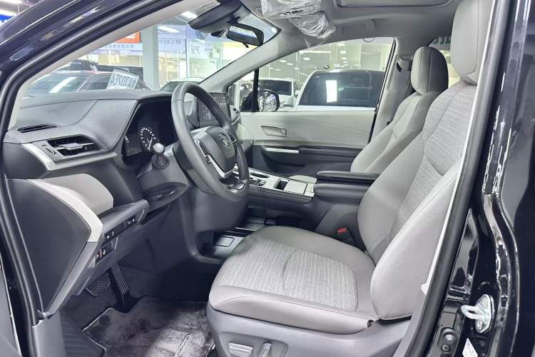 Used Toyota SIENNA 2026 Model 2.5L Dual-Engine Two-Wheel-Drive Comfort Edition Interior 1