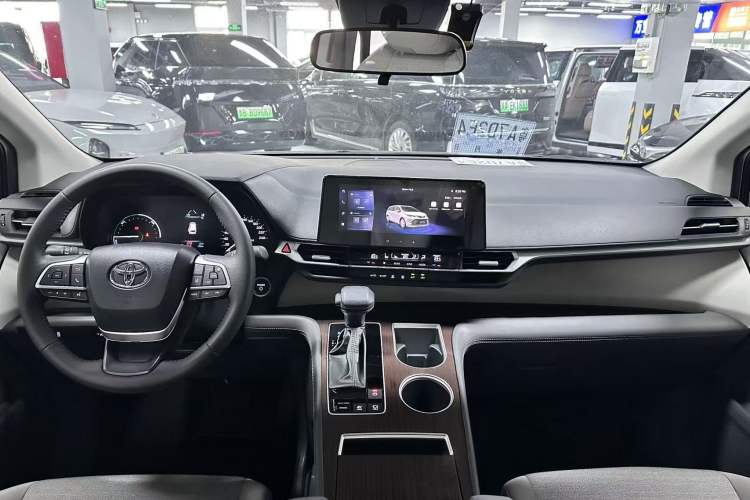 Used Toyota SIENNA 2026 Model 2.5L Dual-Engine Two-Wheel-Drive Comfort Edition Interior 2