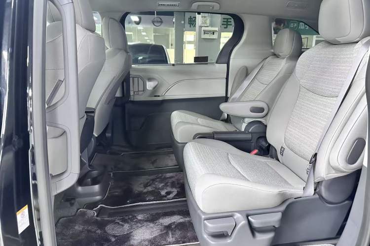 Used Toyota SIENNA 2026 Model 2.5L Dual-Engine Two-Wheel-Drive Comfort Edition Interior 3