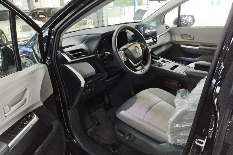 Used Toyota SIENNA 2026 Model 2.5L Dual-Engine Two-Wheel-Drive Comfort Edition Interior 3