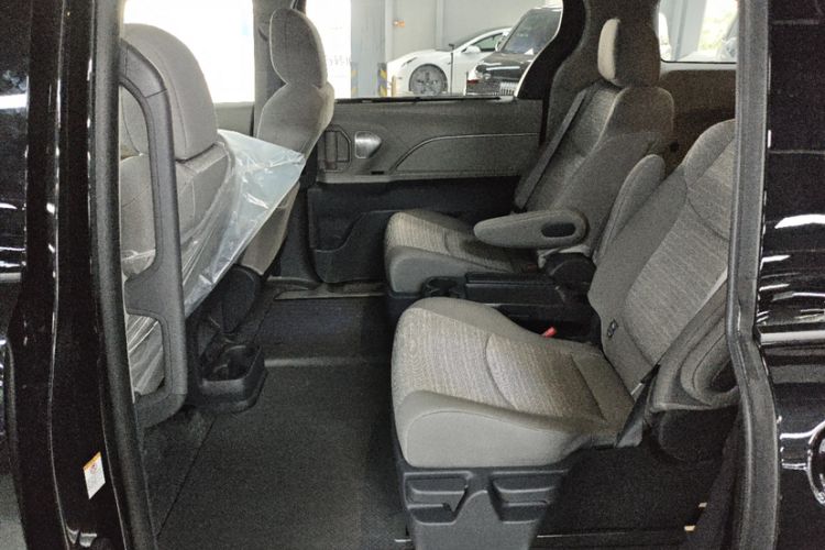 Used Toyota SIENNA 2026 Model 2.5L Dual-Engine Two-Wheel-Drive Comfort Edition Interior 4