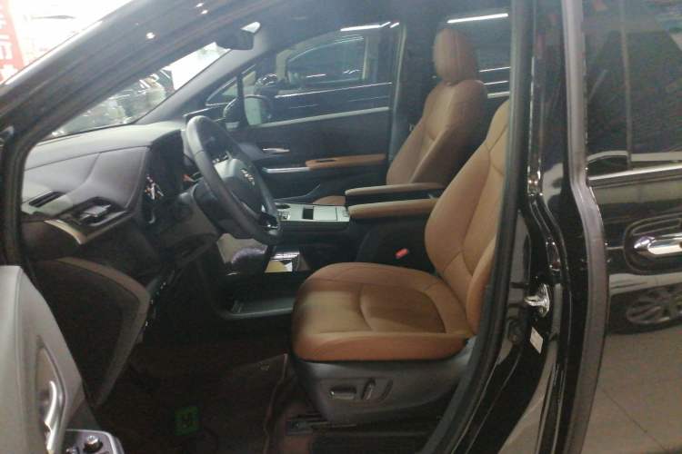 Used Toyota SIENNA 2026 Model 2.5L Dual-Engine Four-Wheel-Drive Premium Edition Left Front Seat