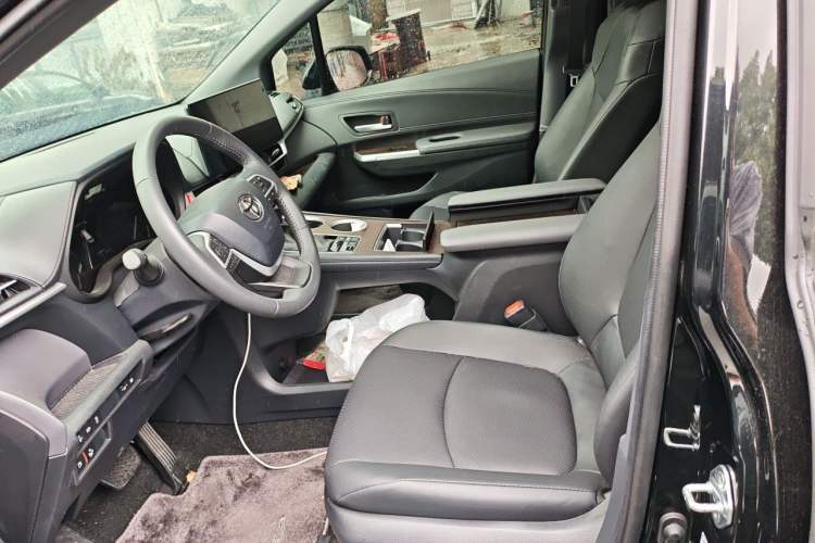 Used Toyota SIENNA 2026 Model 2.5L Dual-Engine Four-Wheel-Drive Luxury Edition Left Front Seat